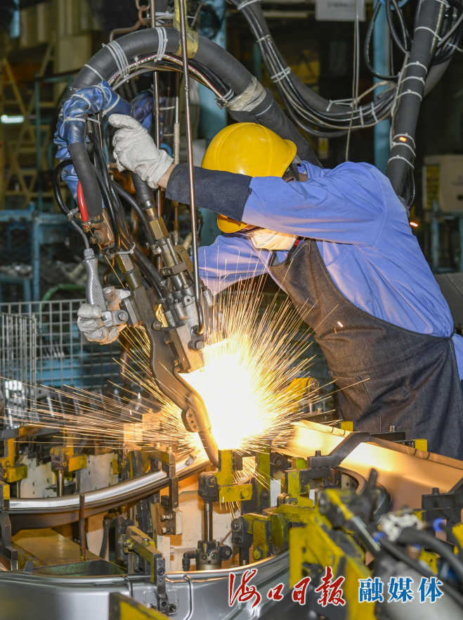 　　1月31日，海南海马汽车焊装车间里，工作人员在生产线上忙碌。海口日报融媒体记者 康登淋 摄