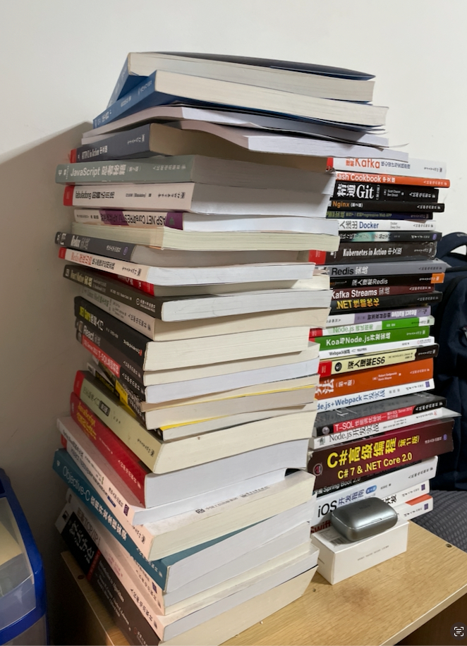 老易这些年钻研过的技术书籍，他从未停止学习