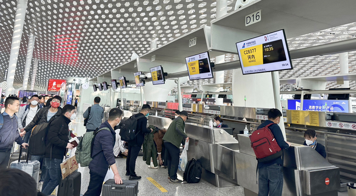 深圳至河内首航航班的旅客正在值机。（南航深圳供图薛亮摄）