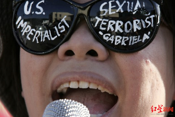 ↑2005年，一名菲律宾妇女高呼反美口号 图据：新华社