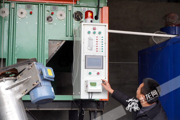 文春来介绍烘干机。华龙网-新重庆客户端 王钰 摄