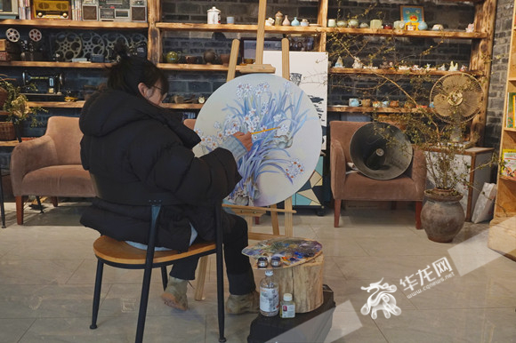 王芳在半山书屋作画。华龙网-新重庆客户端 王钰 摄