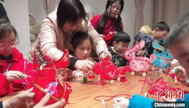 小朋友们精心制作着专属于自己的兔年花灯。　广陵区融媒体中心供图