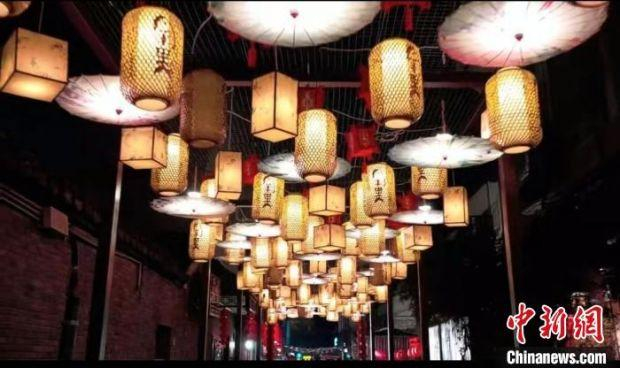 古城扬州正月十三“上灯”，仁丰里张灯结彩闹元宵。　广陵区融媒体中心供图