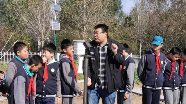 沈阳农业大学农学院大气科学系讲师王立为为小学生做科普课程。受访者供图