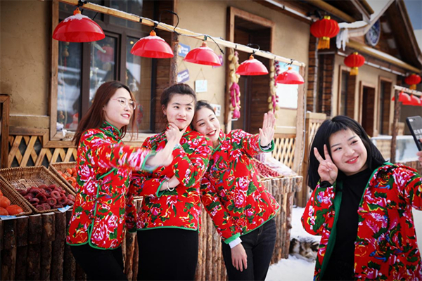 大姑娘穿上花袄游览雪乡。孙庭义 摄