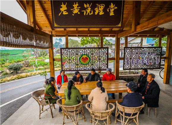 村民们正在老黄说理堂调解纠纷。龚长浩 摄