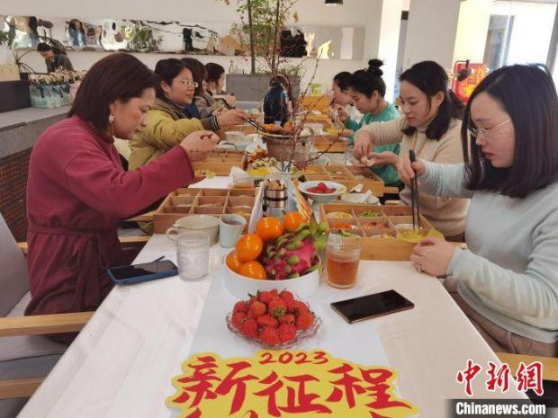 “咬春宴”现场。　庄源供图