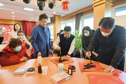 嘉宾现场为老人书写寿字。