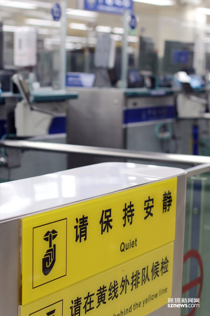 罗湖口岸人工查验通道。（张玲 摄）