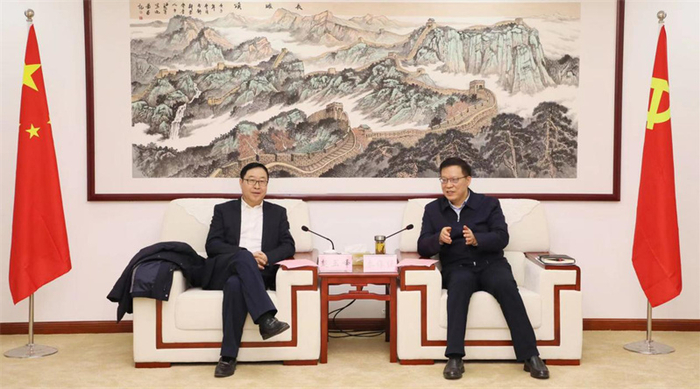 秦保强（右一）会见经开区2023年度招商大使楚玉峰（左一）一行