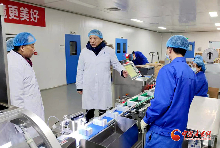 魏阳（左二）大年初一看望慰问春节期间奋战在一线的干部职工 甘肃药业集团供图