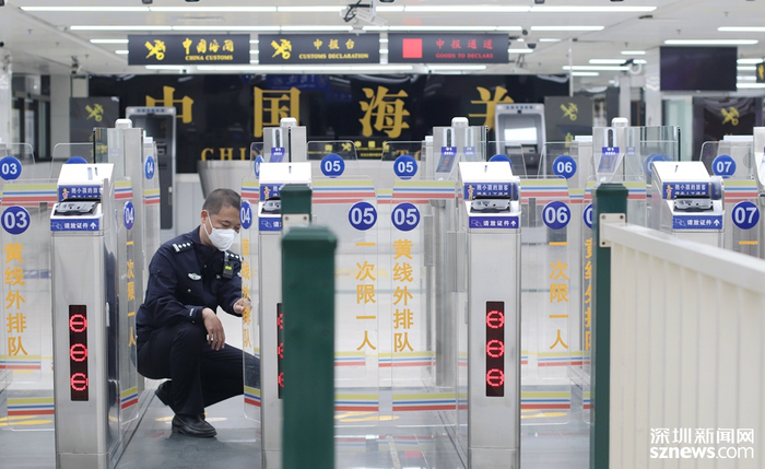 2023年2月4日中午，罗湖边检站民警检测自助查验通关设备运作情况，确保2月6日通关顺畅。（张玲 摄）