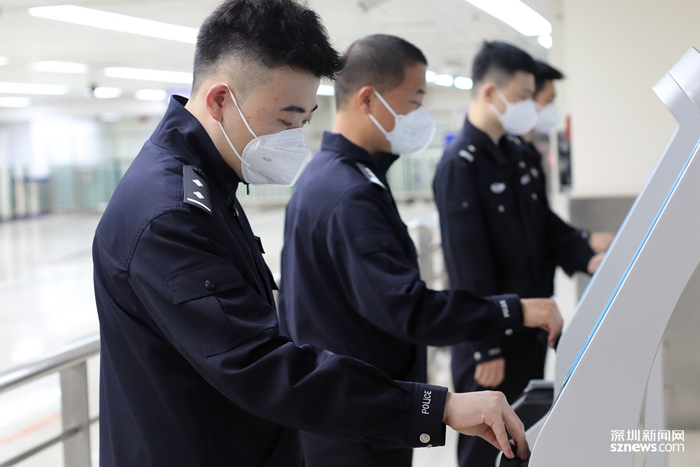 罗湖边检站民警检查信息采集设备运行情况。（张玲 摄）