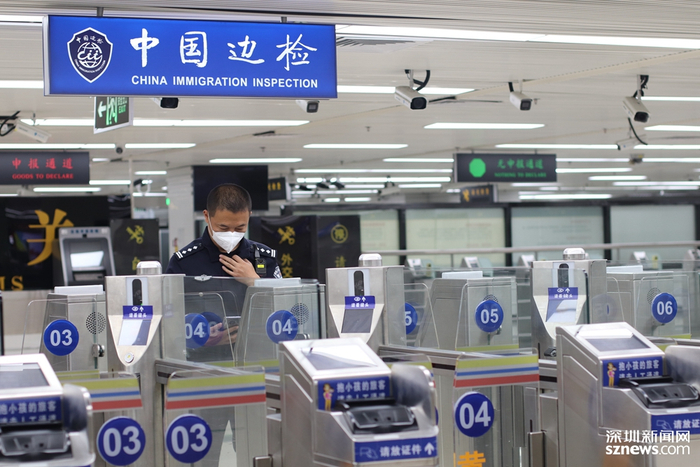 正在测试快捷通道的罗湖边检站民警。（张玲 摄）