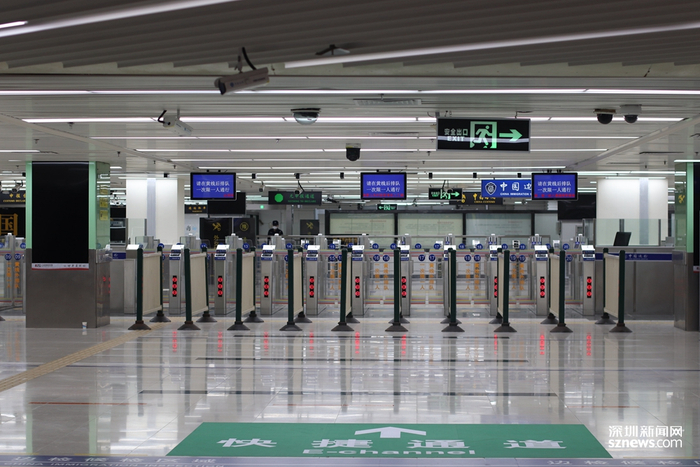 罗湖口岸快捷通道。（张玲 摄）