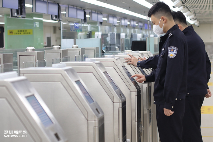 罗湖边检站民警测试快捷通道是否正常运行。（张玲 摄）