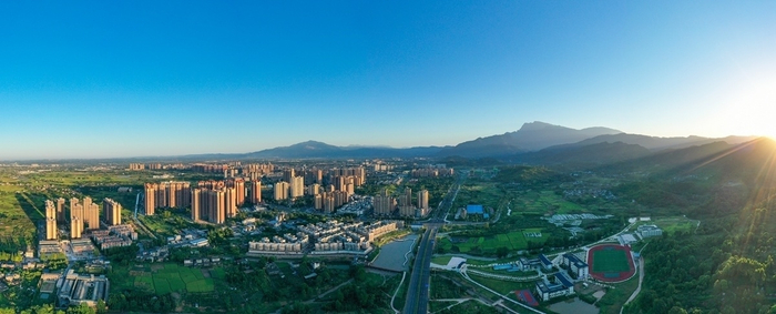 俯瞰峨眉山市。（峨眉山市融媒体中心供图）