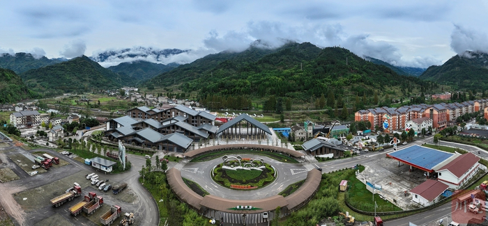 雅安市荥经县龙苍沟镇万年村。（资料图）