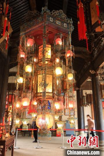 宝盖索络联三聚七彩穗羊角灯。　董易鑫　摄