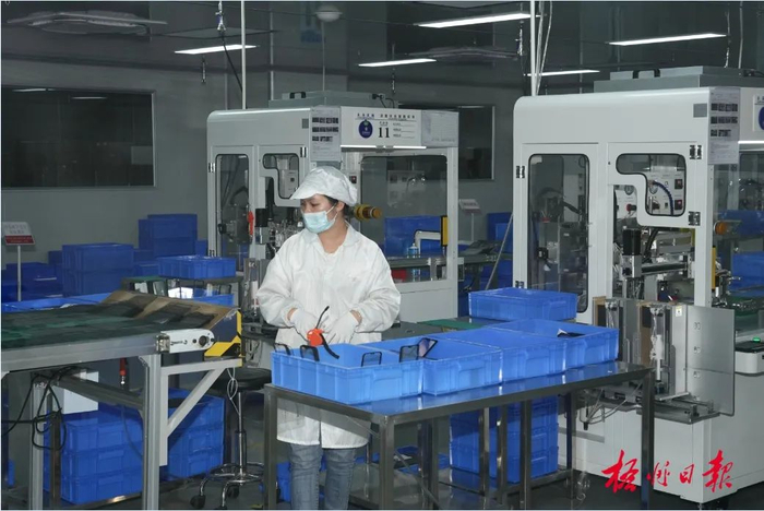 技术人员在梧州长燊科技开发有限公司丝印收料无尘车间工作。杨扬 容丽媚 摄（资料图）