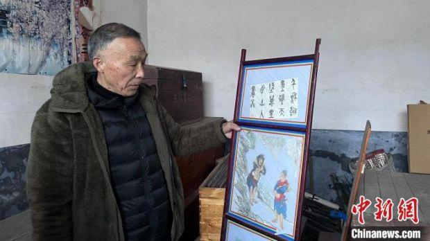 今年82岁的修灯人陆德奎。　董易鑫 摄