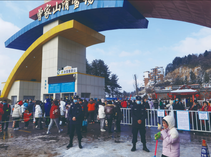 元宵节期间，四川省广元市公安局曾家派出所民警辅警在曾家山滑雪场执勤。（朝天区分局供图）