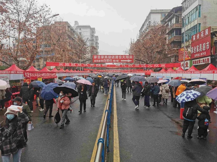 佛山南海区与贵州凯里市举办的专场招聘会，吸引2000多当地群众进场咨询。莫璇/摄