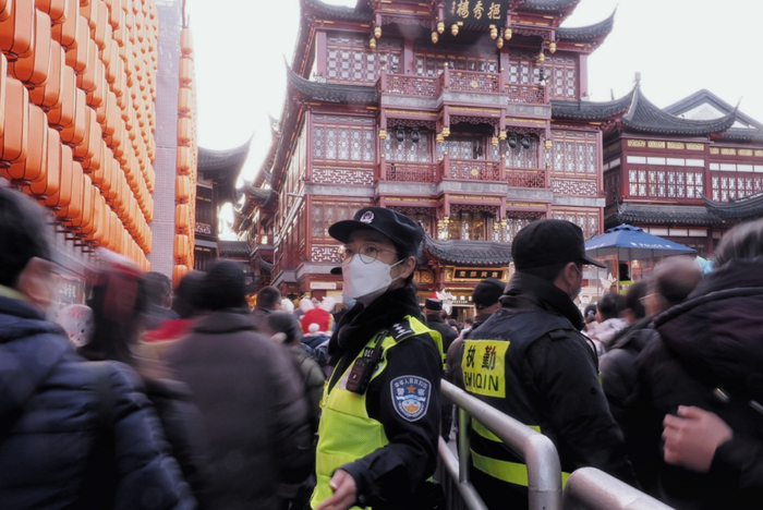 黄浦公安分局民警在豫园九曲桥疏导客流 拍摄 陆军