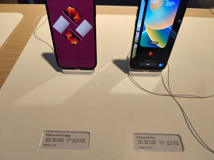 深圳华强北顺电苹果授权专卖店iPhone 14 Pro系列价格表 本报记者 张兴旺 摄