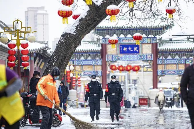1月23日，天津市公安局蓟州分局特警队员在渔阳古街开展巡逻。司立国摄