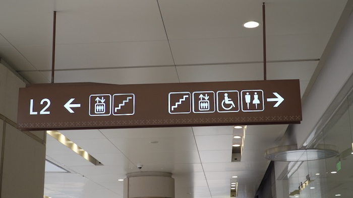 图说：商场内指向牌上为“轮椅”无障碍厕所标识。