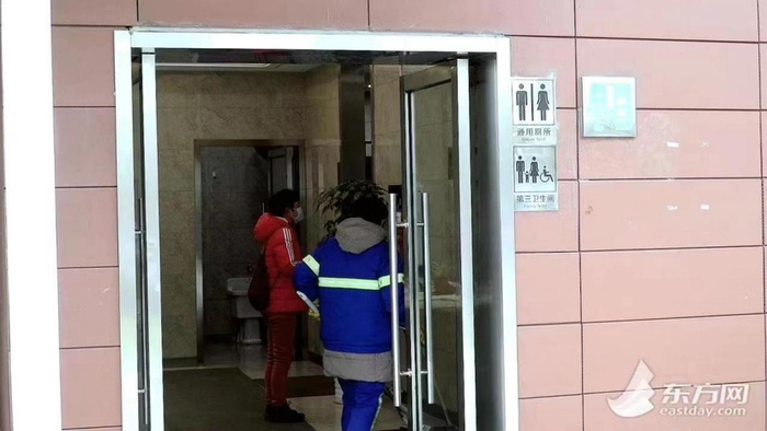 图说：徐汇滨江沿岸厕所墙外有明显的的第三卫生间标识。