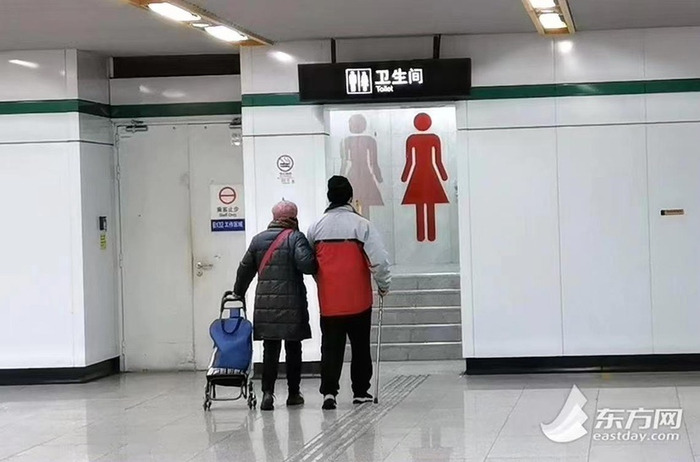 图说：地铁8号线曲阜路站，一位老阿姨搀扶刚得了脑梗的老伴进入厕所。 摄影记者 刘昊（以下图片均为刘昊摄影）