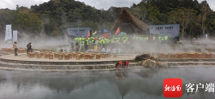 五指山毛纳村早春茶开采节主舞台活动现场。记者 石祖波 摄