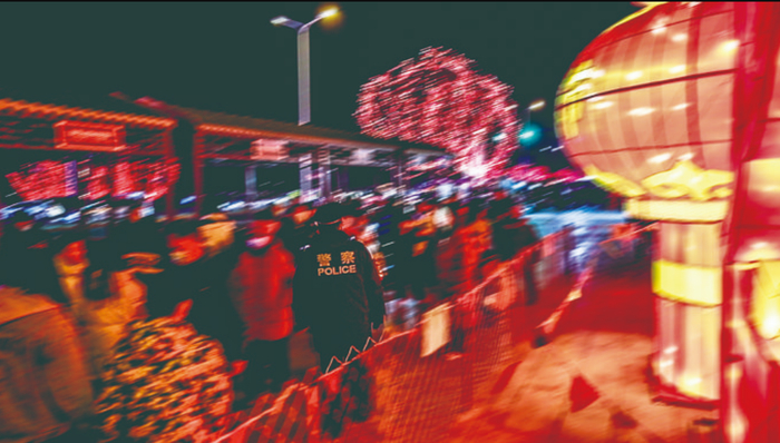 元宵节期间，天津市公安局西青分局民警守护杨柳青古镇璀璨灯火。王晓烨摄