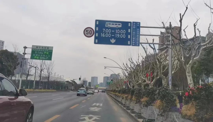 上海虹口区广中路公交专用道