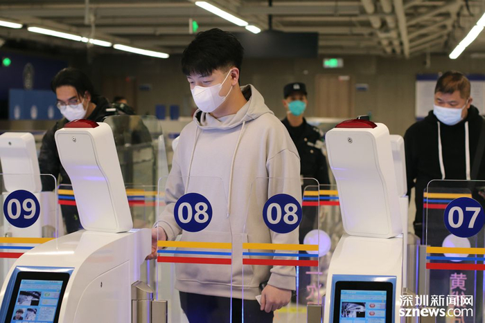 2023年2月6日零时，皇岗口岸恢复24小时旅检通关服务。（张玲 摄）