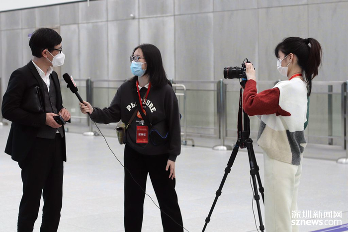 旅客接受深圳新闻网记者采访。