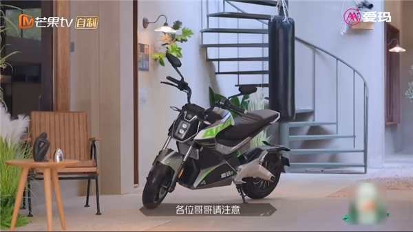 　　图:爱玛造梦师《披荆斩棘2》明星同款车型