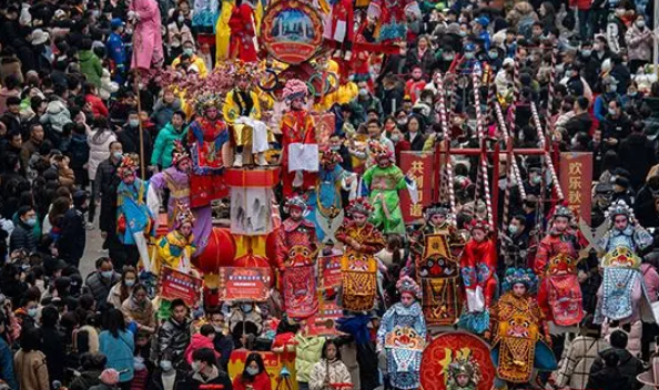 “长乐长乐，长安长乐”。元宵佳节的汨罗市长乐古镇万人空巷，盛况空前。（夏凡/图）