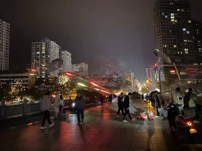 小年夜，放烟花的人 图/肖薇薇 