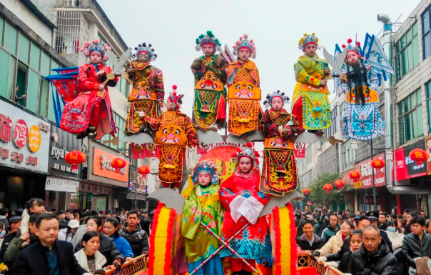 2月5日，身着古装的小演员们成为岳阳汨罗市长乐古镇元宵佳节的一道亮丽风景。（张为/图）