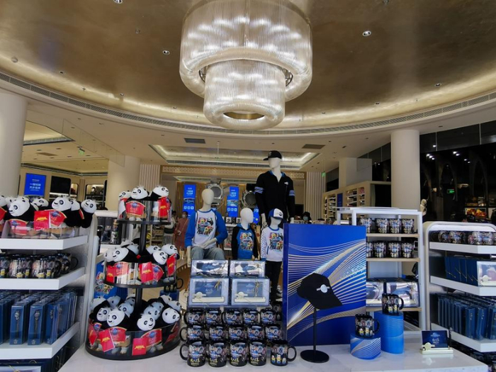 迪士尼、环球影城等主题周边琳琅满目。图/视觉中国