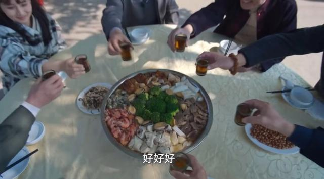 众人一起吃盆菜。  《狂飙》截图