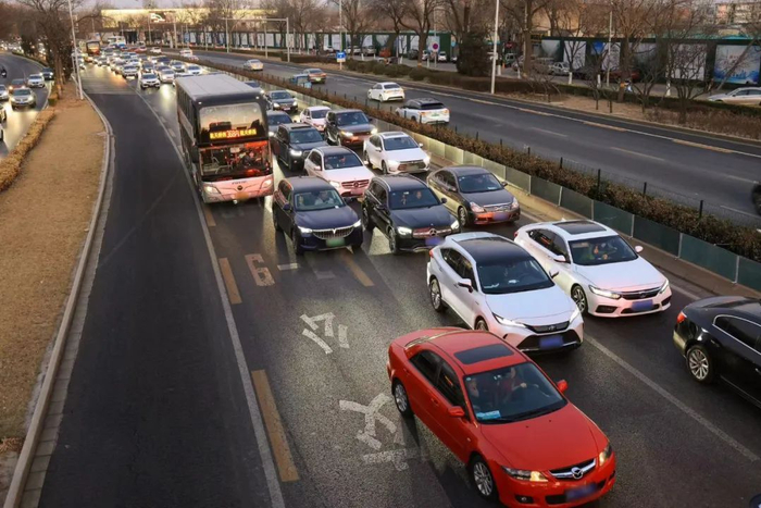 2月4日17时40分左右，在南三环成寿寺桥东。邓伟 摄