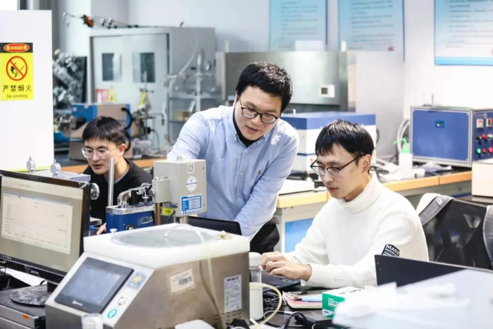 郑岳久指导学生实验