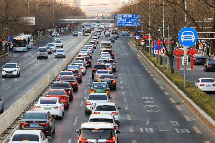 2月4日17时，在丰台区蒲黄榆路南向北方向，普通车道上发生拥堵，公交专用道一路畅通。邓伟 摄