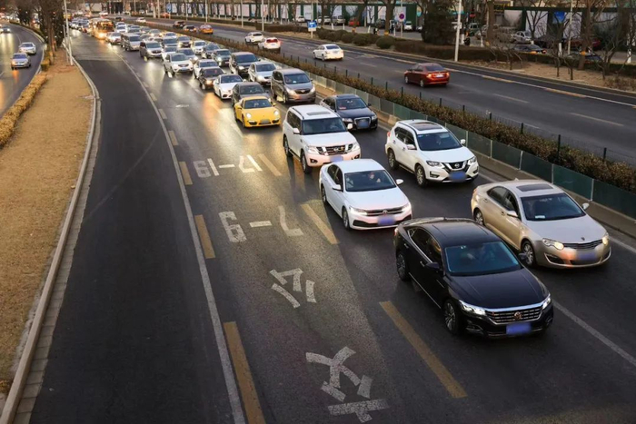 2月4日周六17时40分左右，在南三环成寿寺桥东。邓伟 摄