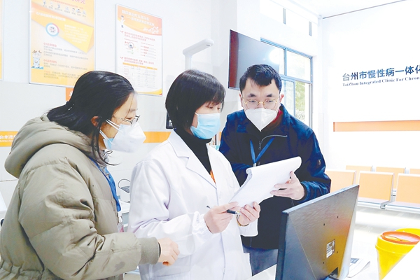 针对医疗行业特点，浙江省临海市纪委监委强化监督举措，通过实地走访，检查相关账目、制度等方式，核查是否存在失职失责、利益输送等问题。图为临海市纪委监委干部在临海市古城中心卫生院查看相关台账。朱政全 摄